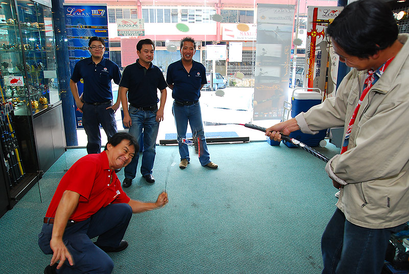 Mr.Leonard Lim เจ้าของบิษัท Xzoga ผู้ผลิตคันเบ็ดรายใหญ่ในมาเลเซีย (เสื้อสีแดง) กำลังทดสอบคันเบ็ดที่จ