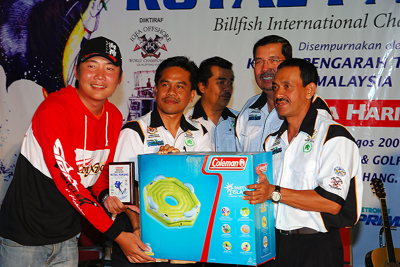 จับรางวัลหางบัตรหมายเลขของผู้แข่งขันน้าเซฟเป็นตัวแทนทีมไทยไปรับ