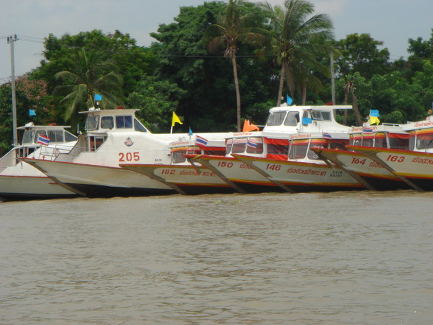 เรือด่วนเจ้าพระยาจากท่าน้ำนนท์ไปท่าวัดราชสิงขรคร๊าบ.

                       :grin: :laughing: :gr