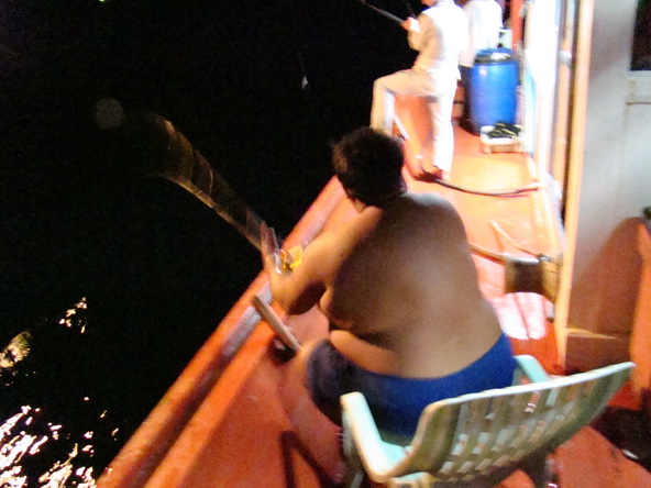 ไต๋ดีนบอกให้ทุกคนช่วยถ่ายน้ำหนักไปอยู่อีกฝั่งของเรือครับ :laughing: