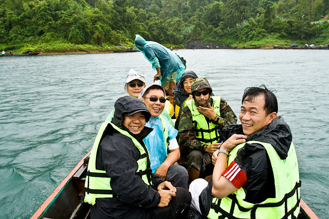 ฝนตกตั้งแต่กรุงเทพ ยันสุราษฝนก็ยังตกอยู่ ผมนั่งเรือไปเกือบ 2 ชั่วโม งหนาวเกือบตาย ยังไม่หายไข้เลยครั