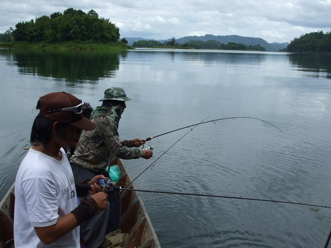 ท้ายเรือก็ชุลมุน.... :love: :love: :love:



 [q]ดูสนุกจริงๆด้วย [/q]


ขอบคุณครับน้า พระสังห