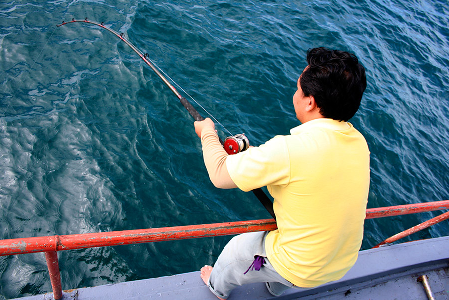 ทางด้านข้างเรือน้าหนุ่มพยาไท ก็โดนปลาฉวยกำลังอัดปลาขึ้นมาครับ  :cheer: