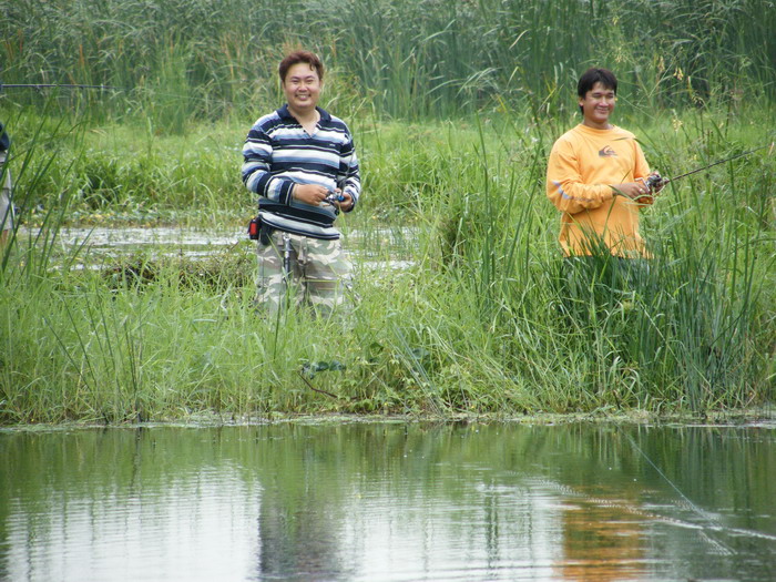 ขมักเขม่นกันใหญ่ครับ สองคนนี้แต่รู้สึกว่า จะมีใครคนหนึ่งในสองคนนี้ได้ตัวแล้ว.......ผู้โชคดีคนน้นได้แ