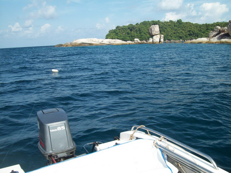  เกาะหินซ้อน มีลักษณะเป็นกองหินกลางน้ำ มีหินก้อนใหญ่ 2 ก้อนวางเทินกันอยู่ ความสวยงามของเกาะนี้มักจะไ