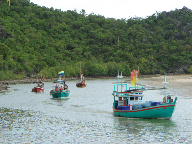 ข้างๆรีสอร์ทที่พักมีชาวบ้านทำประมงจึงมีเรือประมงเข้า-ออกตลอดเวลา.

                             :l