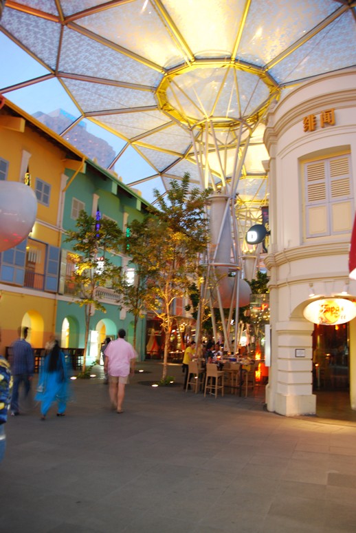 ยังอยู่ที่ Clarke Quay คับ ที่ก็คล้ายๆ ตรอกเข้าสารบ้านเรา มีแต่ฝรั่งทั้งน้าน