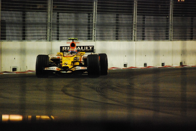 Nelson Piquet จาก ING Renault F1 Team  

หวัดดีคับน้า FB น้า s