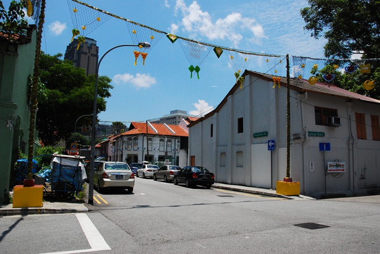 ลาและขอบคุณในความเอื้อเฟื้อเจ้าของร้านเจ้าที่แล้วมาจ๊ะเอ๋กะป้ายบอกทางของอีกร้าน ชื่อร้านเสียวซะไม่มี