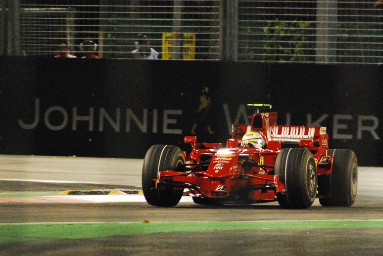 มาดูที่ โค้ง T21 ต่อ T22 กันบ้าง เป็นโค้งรูปตัว S 

Felipe Massa