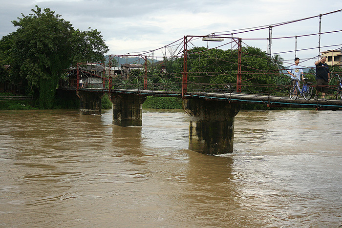 หลังจากฝนหยุด เราก็เช่าจักรยานไปปั่นเล่น ตรงนี้เป็นสะพานข้ามลำน้ำซองจะข้ามต้องเสียปี๊ ( แปลว่าตั๋ว )