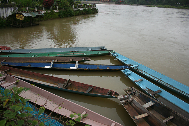 ตรงที่พักของเรา ริมน้ำเป็นท่าเรือของชาวบ้านสำหรับให้นักท่องเที่ยวเช่าชมลำน้ำซองและ ไปส่งนักท่องเที่ย