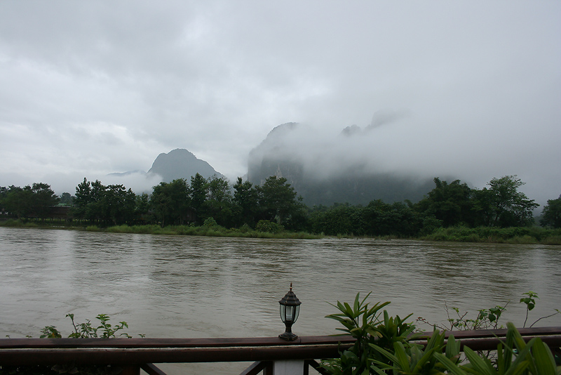 นี่เป็นบรรยากาศยามเช้าของระเบียงร้านอาหารของที่พักครับหมอกลงนิดหน่อย