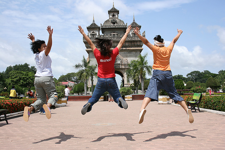 แต่สุดท้ายก็ได้ภาพที่สามแกนนำพอใจจนได้ เฮ้อ... :tongue: