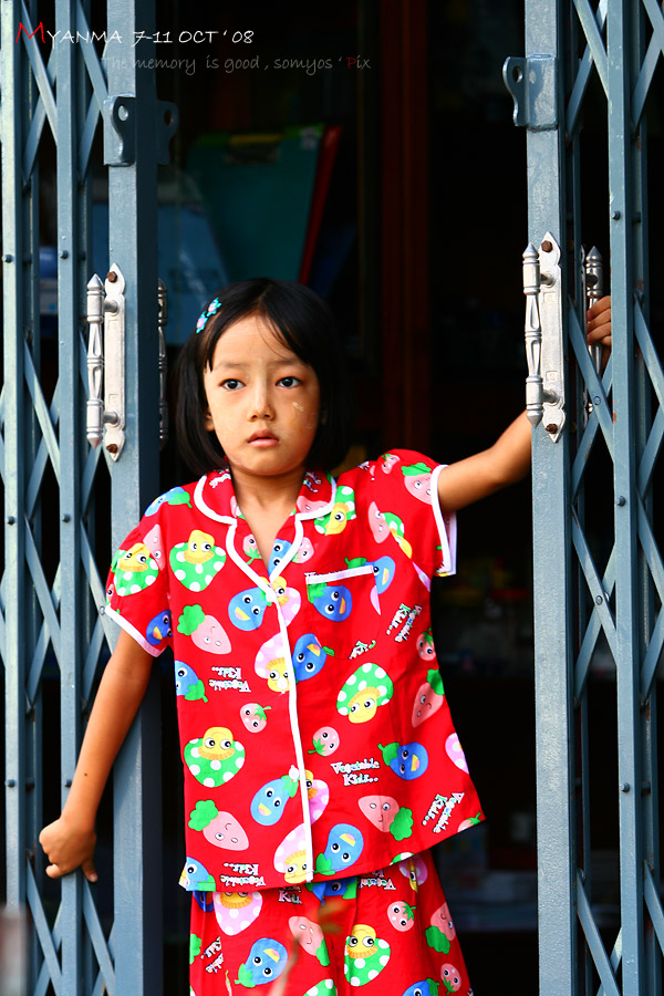 "พม่าตัวน้อย..."  :blush:

สาวน้อยคนนี้ ดูจากคุณพ่อที่อยู่ในบ้าน เป็นร้านขายหนังสือ เดาไม่ยากเลย