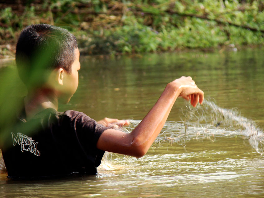 มาถึงต้นน้ำ
เห็นเด็กกำลังช่วยพ่อลงข่ายดักปลา

 :kiss: :kiss: