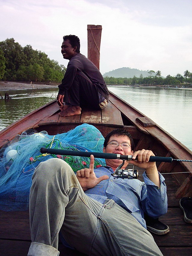 เรือติดเครื่องแล้ว ทะยานออกจากท่า

ก็ถ่ายรูปเล่นกันหน่อย ขำๆ 

พี่ชายผม ฮาๆ ครับ โดยมีบังยูโซ๊บ 