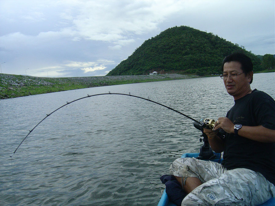 ล่องเรือเลาะสันเขื่อนมาเรื่อยๆ.....มีกัด มีตูมพอได้.......
แถมมีปลามานอนให้อุ่นใจในเรือสอง สามตัว..