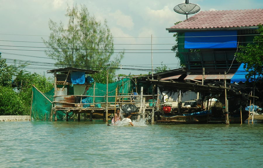 สวัสดีครับน้าamphawafishing ซะง้านนน...   :umh: :umh:
สวัสดีอีกครั้งครับน้าอะราไพม่า  :umh: :umh:
