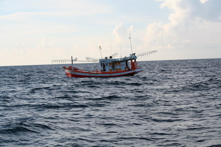 เรือปั่นไฟ ผู้ใจดี ขยับเรือออก ให้เราได้ตกปลา