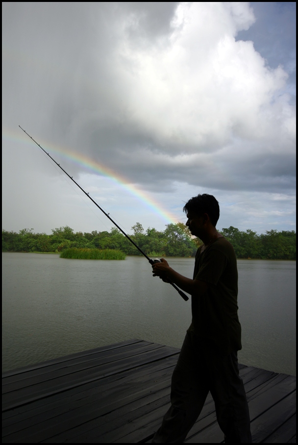 เพื่อนๆที่ลงเรือ รีบกลับเข้าฝั่งกันเพราะกลัวเปียกแต่ดูเหมือนจะไม่ทัน 
เพราะแต่ละคนมาแบบชุ่มๆกันทั้ง