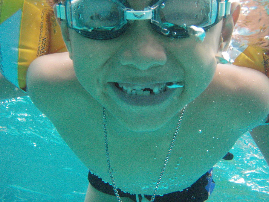 เห็นเด็ก ๆ สนุกกันแบบนี้ ก้อเลยส่งกล้องลงใต้น้ำไปเก็บภาพมาซักหน่อย
 :grin: :grin: :grin:

ดีจริงๆ