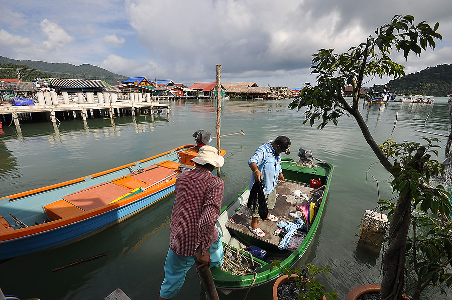 หลังจากเรือเทียบท่า ก็จัดแจง เก็บอ