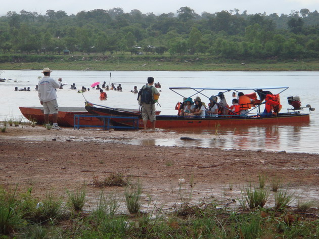 ภาพนักท่องเที่ยวนั่งเรือไปชมนกงูครับ.

    :love: :love: :love: