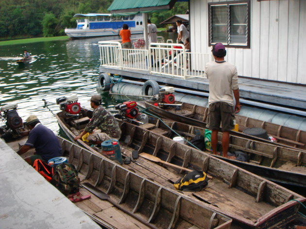 ช่วงเย็นเรือชาวบ้านที่จะพานักกีฬาไปตกปลาในตอนเช้าต่างก็ทยอยมาร่วมงานในค่ำคืนนี้.

                