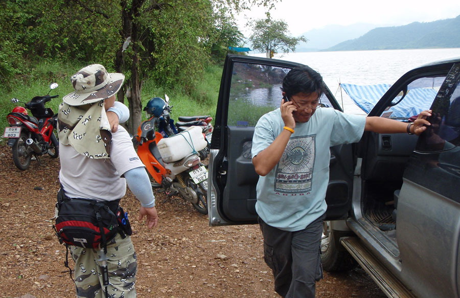 ป๋าอ๊อดไล่โทรเช็คโทรหาว่ารอบๆเขื่อนปราณตรงไหน ที่พอจะให้ได้รอดตัวกันบ้าง...
ได้รับคำคอบมาว่า....ไม่