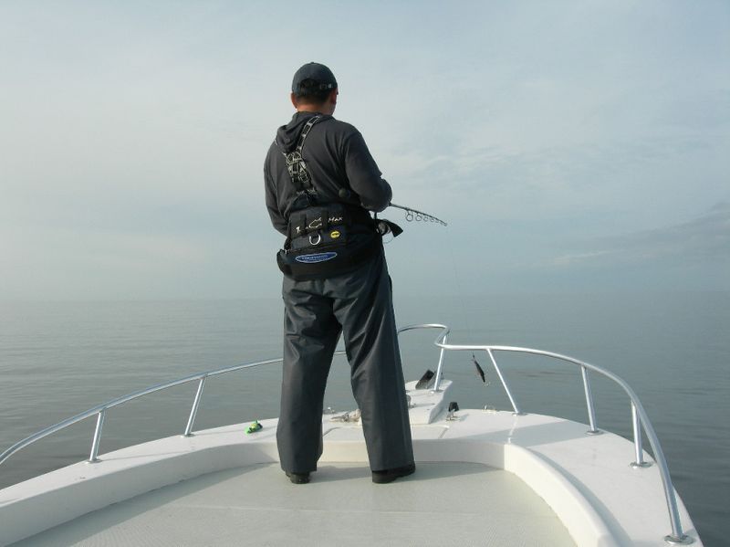 พี่ไมค์ยืนตีที่หัวเรือที่เก่าครับ.พี่ไมค์โดนปลาชาร์ตไปหนึ่งทีสู้กันได้3อึดใจก็หลุดไปครับ :sad: :sad: