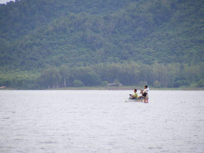 น้าอ๊อดกับน้าสุขคล้ายก็ล่องเรือตีไปตามสันเขื่อนเรื่อยๆ
ไปจนถึงประตูน้ำ :grin: :grin: