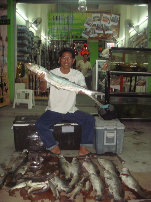          น้าี่ชูศิลปน้องชายลุงตู้ร่วมแสดงความยินดีกับปลาเข็มของลุงตู้คับ :laughing: :laughing: :laug