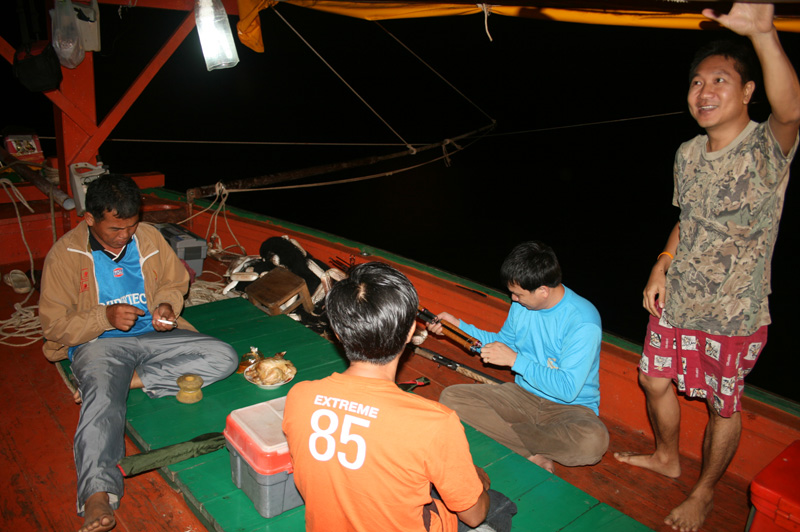 ทีมของเรา กว่าจะมาถึงท่าเรือเฟอร์รีอ่าวธรรมชาติ ก็บ่าย 4 โมง แล้วยังต้องรอเรือกว่าจะได้ข้ามรอเรืออีก