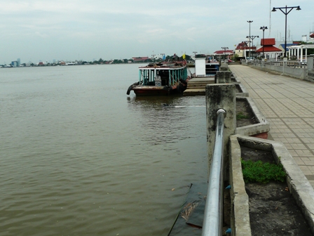 มีเรือรับจ้างข้ามไปนมัสการจอดตรงนี้ครับ