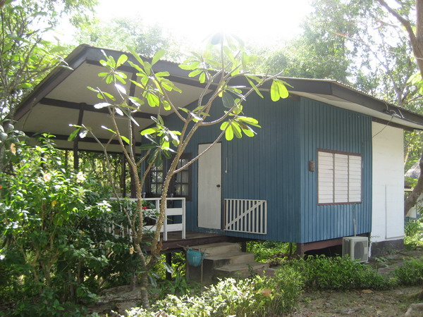 บ้านพักครับ Private Cottage No.5 อยู่บนยอดเขาพอดี....เห็นวิวทะเลแจ่ม....เดินลงมาตามแนวไม้สัก 25 เมตร