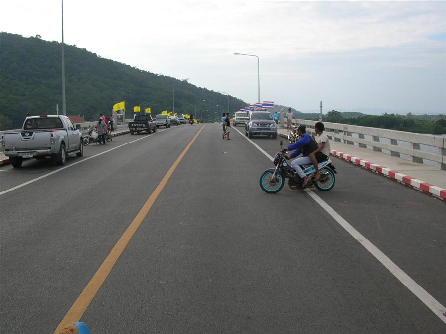 ผ่านสะพานพระเจ้าตากสิน หรือสะพานแหลมสิงห์ มีนักตกปลาเรียงรายตลอดสองฝั่งทาง