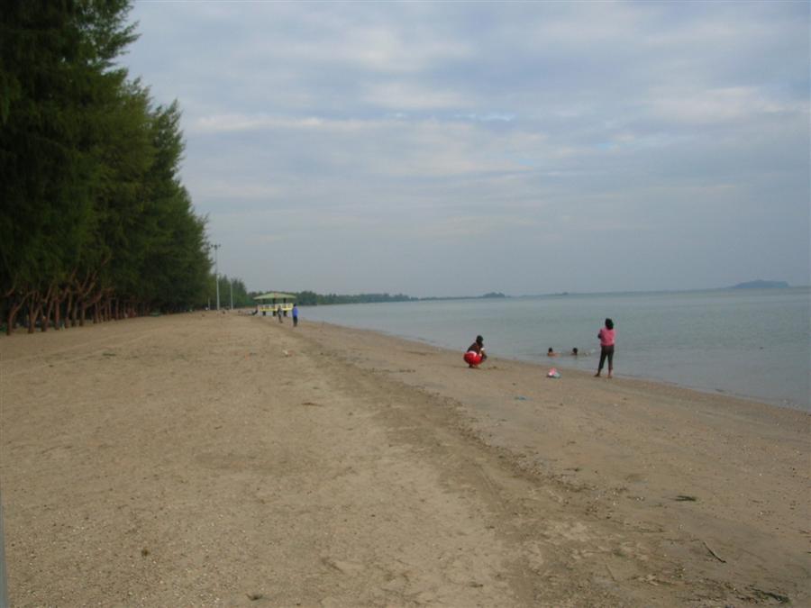 ชายหาดแหลมสิงห์กับนักท่องเที่ยวบางตา ทำไมคนน้อยก็ไม่รู้คงเพราะอากาศเริ่มหนาว