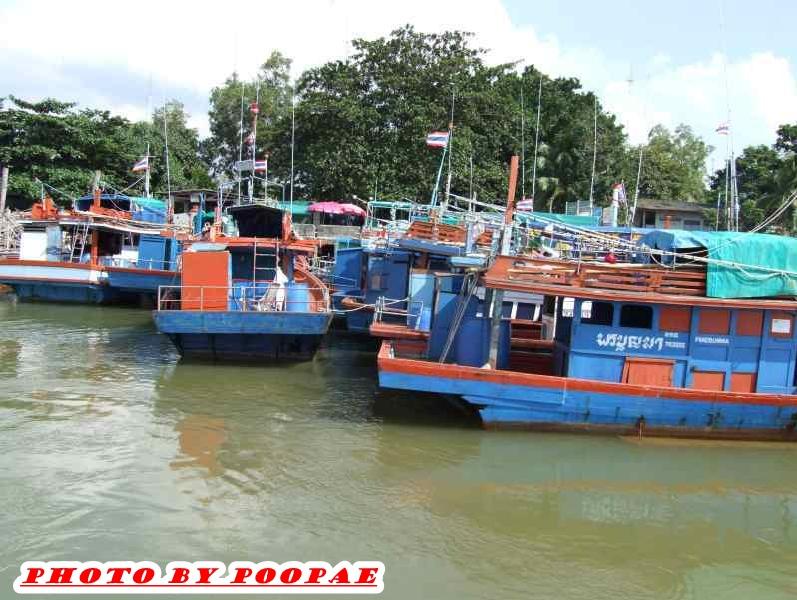 ที่ท่าเรือก็ยังมีเรือจอดอยู่หลายลำ เพื่อรอเพื่อนนักตกปลามาใช้บริการอยู่ครับ
 :cheer: :cheer: :cheer