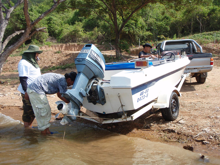 เรือขึ้นเทรลเลอร์....เตรียมลากยาว18 กิโล กลับโรงแรม...
เวลาก้อเที่ยงแล้ว แดดออกเปรี๊ยะ แต่น้ำในเขื่