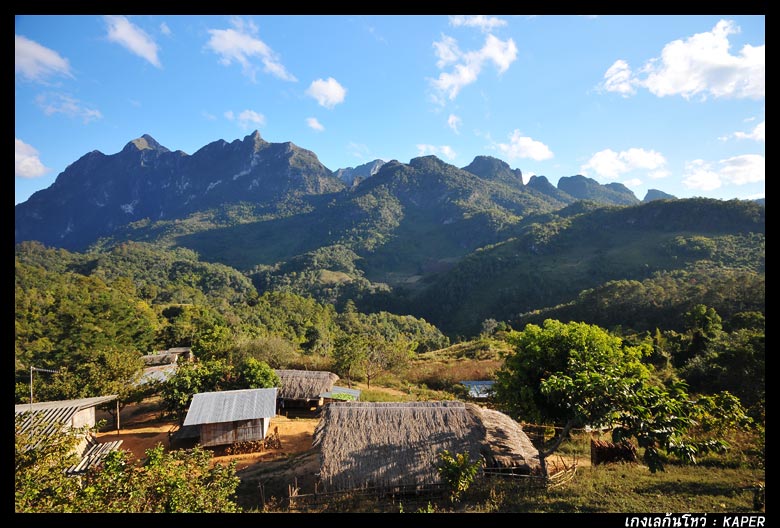 เห็น D300 วางอยู่ติด 10-20 mm ซะด้วย
จัดการเสียบการ์ดของโจ้เข้าไปซะ แล้วฮิ้วไปถ่ายเล่น  :laughing: 