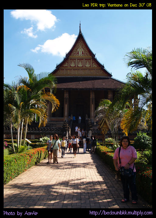 ข้ามถนนมาฝั่งตรงข้าม หอพระแก้ว
เสียปี้(ตั๋ว)เข้าชม ๕,๐๐๐

หอพระแก้ว ... เคยเป็นที่ประดิษฐานพระแก้