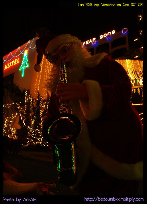 เก็บภาพลุงซานต้าแบบมืดๆมาละกัน ไม่ได้แบกขาตั้งกล้องไปด้วยอ่ะ :blush: