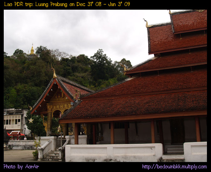 เห็นพระธาตุจอมพูสีด้านบนด้วย