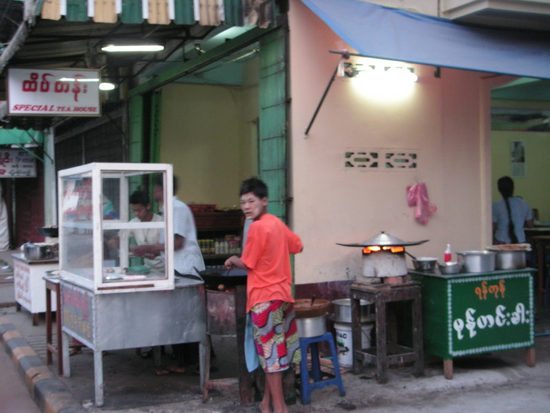 ร้านนี้ขายไรมั่งไม่รู้คับ เรียนมาน้อย อ่านม่ะออก แต่ที่รู้ๆ คือขายกาแฟ เพราะเห็นมีโต๊ะเตี๊ยๆ ไว้บริก