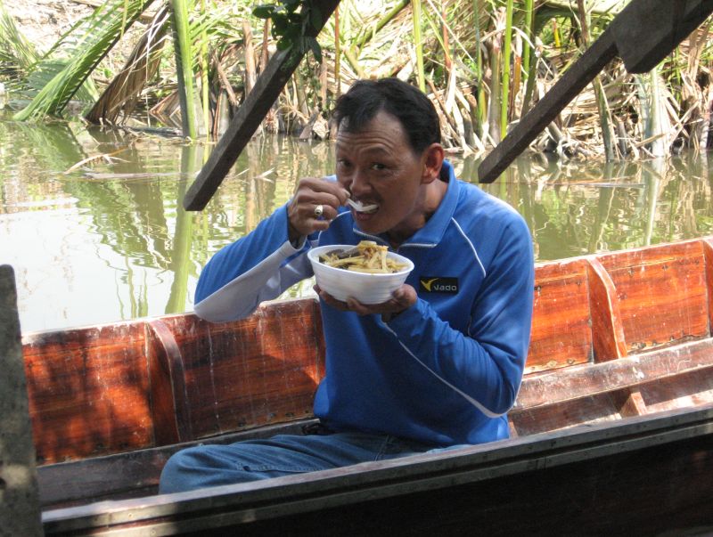 คิดว่านั่งกินข้าวที่ ตลาดน้ำ ละซี้ อะอะอะ :laughing: :laughing: :laughing: :laughing: