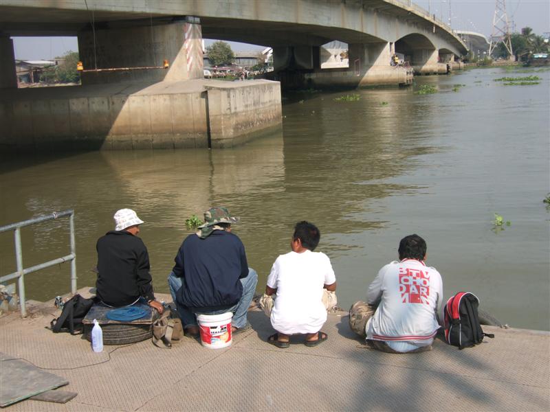 สายตาจับจ้องสู่ปลายคันส่งสายลงไปใ