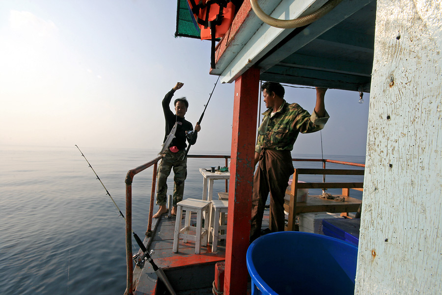 
ท้ายเรือก็โดน  แต่เป็นไอ้สาก

 :grin: