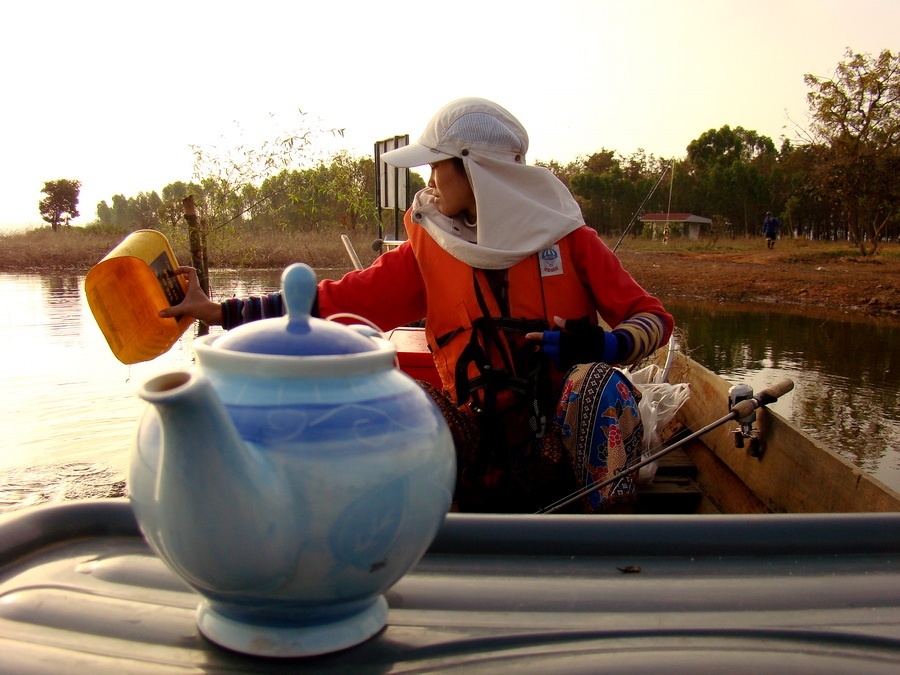 น้ำซึมใต้ท้องเรือ
เดือดร้อนอาซ้อต้องช่วยวิดเช่นกัน
 :love: