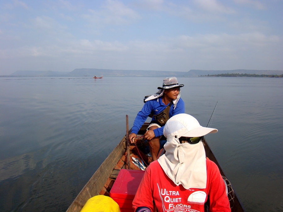 เพียงอึดใจเดียวไต๋เริงก็ดับเครื่องเรือ
พร้อมกับส่งสัญญาณให้เราจับคันเบ็ดได้แล้ว
 :cool: